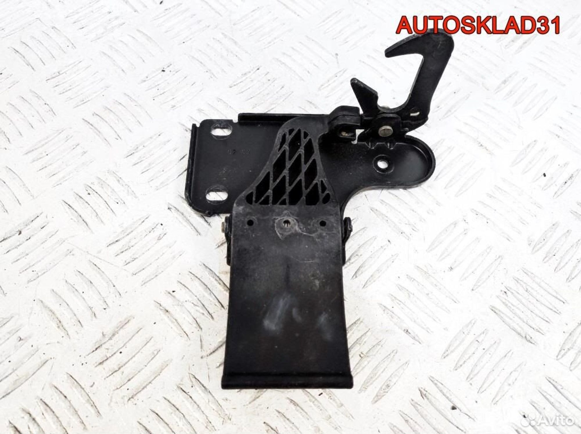Крючок капота Audi A8 D3 4E0823485B - АвтоСклад31.рф - авторазборка контрактные б/у запчасти в г. Белгород Крючок капота Audi A8 D3 4E0823485B - АвтоСклад31.рф - авторазборка контрактные б/у запчасти в г. Белгород