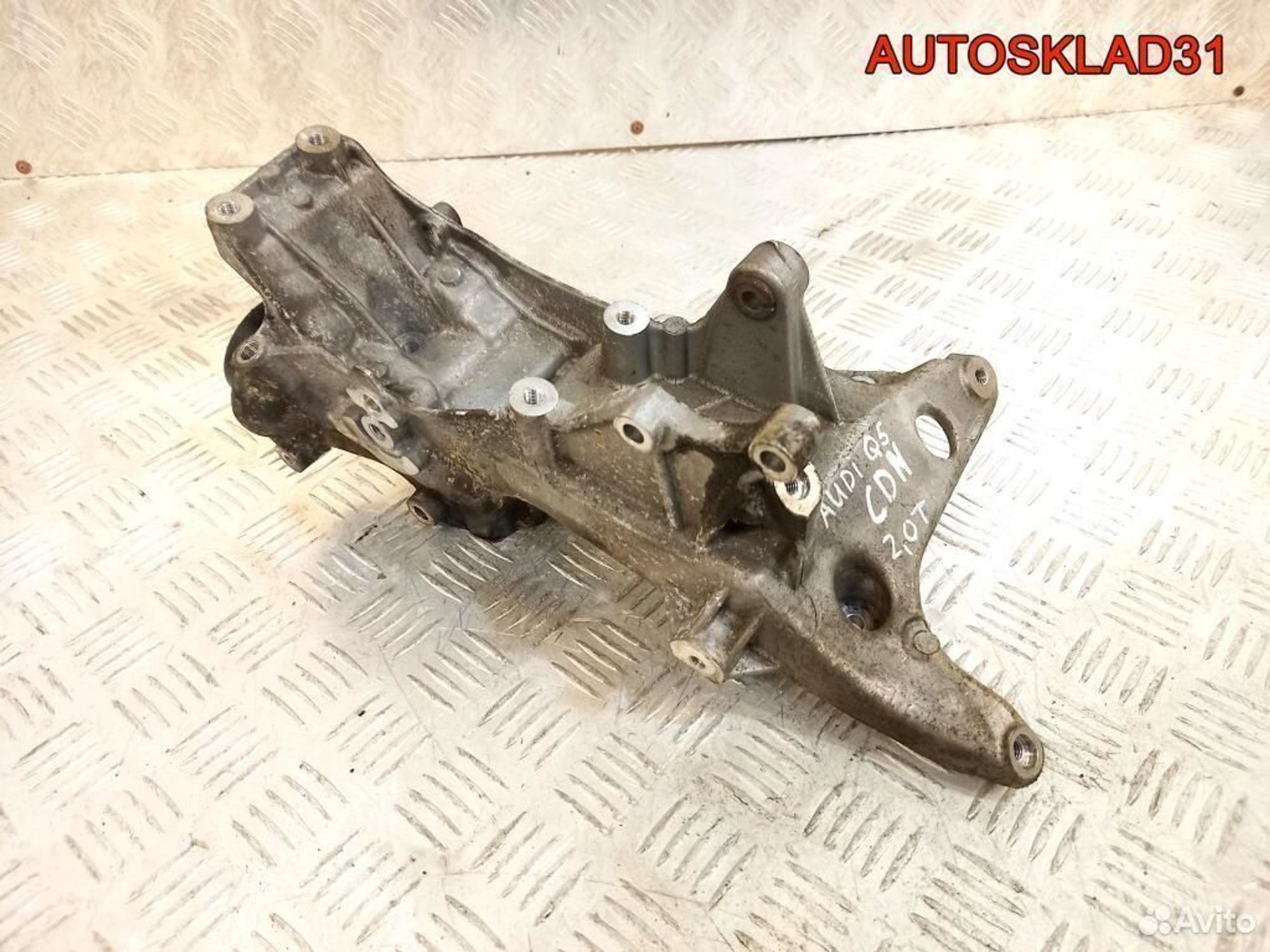 Кронштейн генератора Audi Q5 8R 06H903143E - АвтоСклад31.рф - авторазборка контрактные б/у запчасти в г. Белгород Кронштейн генератора Audi Q5 8R 06H903143E - АвтоСклад31.рф - авторазборка контрактные б/у запчасти в г. Белгород