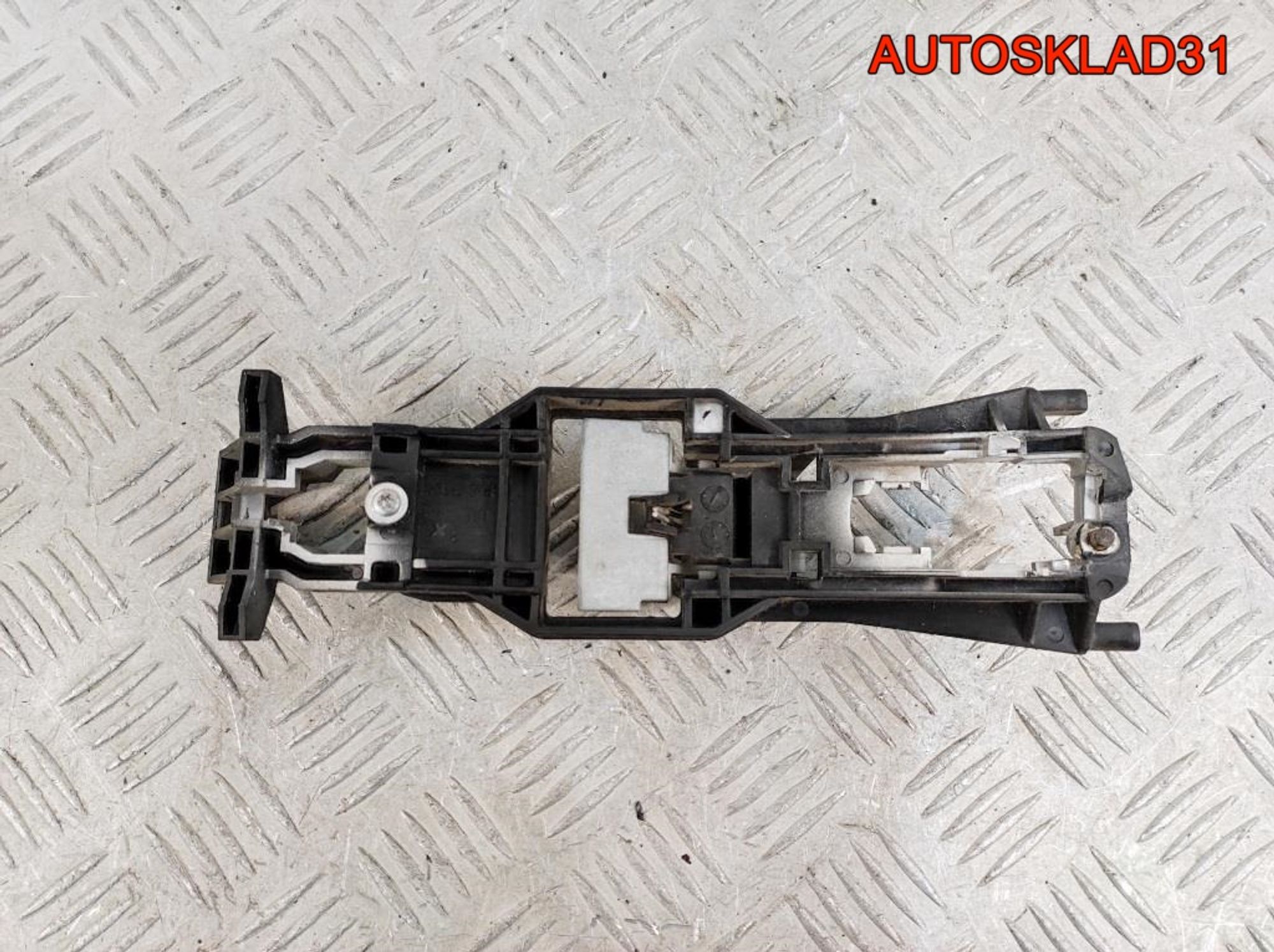 Кронштейн ручки передней правой Mercedes W211 - АвтоСклад31.рф - авторазборка контрактные б/у запчасти в г. Белгород Кронштейн ручки передней правой Mercedes W211 - АвтоСклад31.рф - авторазборка контрактные б/у запчасти в г. Белгород