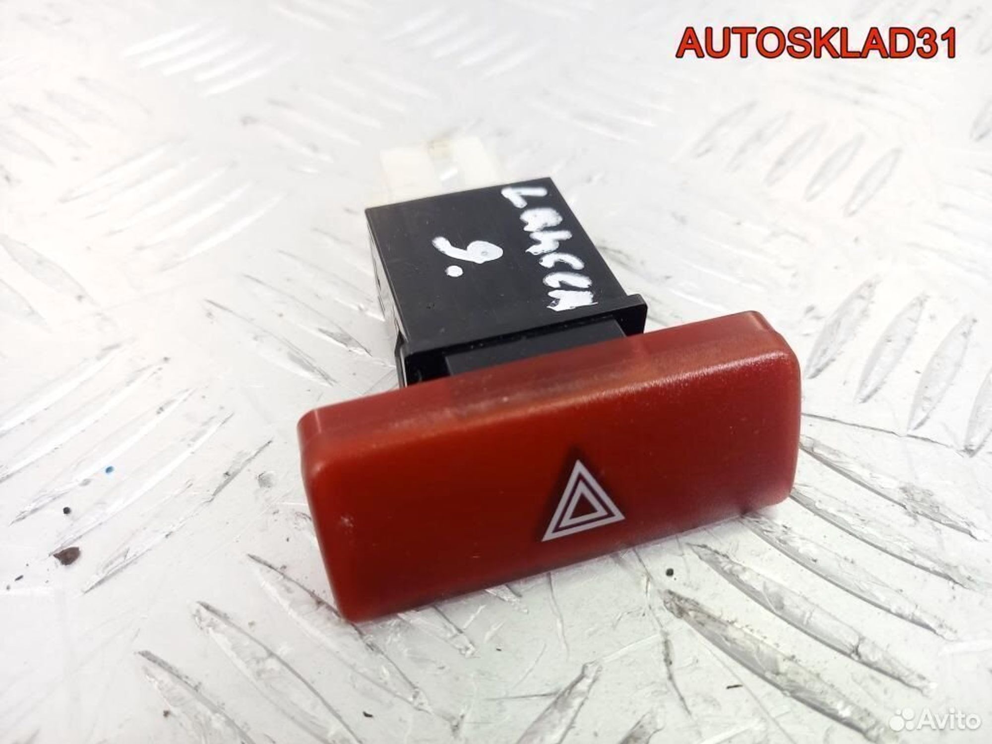 Кнопка аварийной сигнализации Митсубиси Лансер 9 - АвтоСклад31.рф - авторазборка контрактные б/у запчасти в г. Белгород Кнопка аварийной сигнализации Митсубиси Лансер 9 - АвтоСклад31.рф - авторазборка контрактные б/у запчасти в г. Белгород