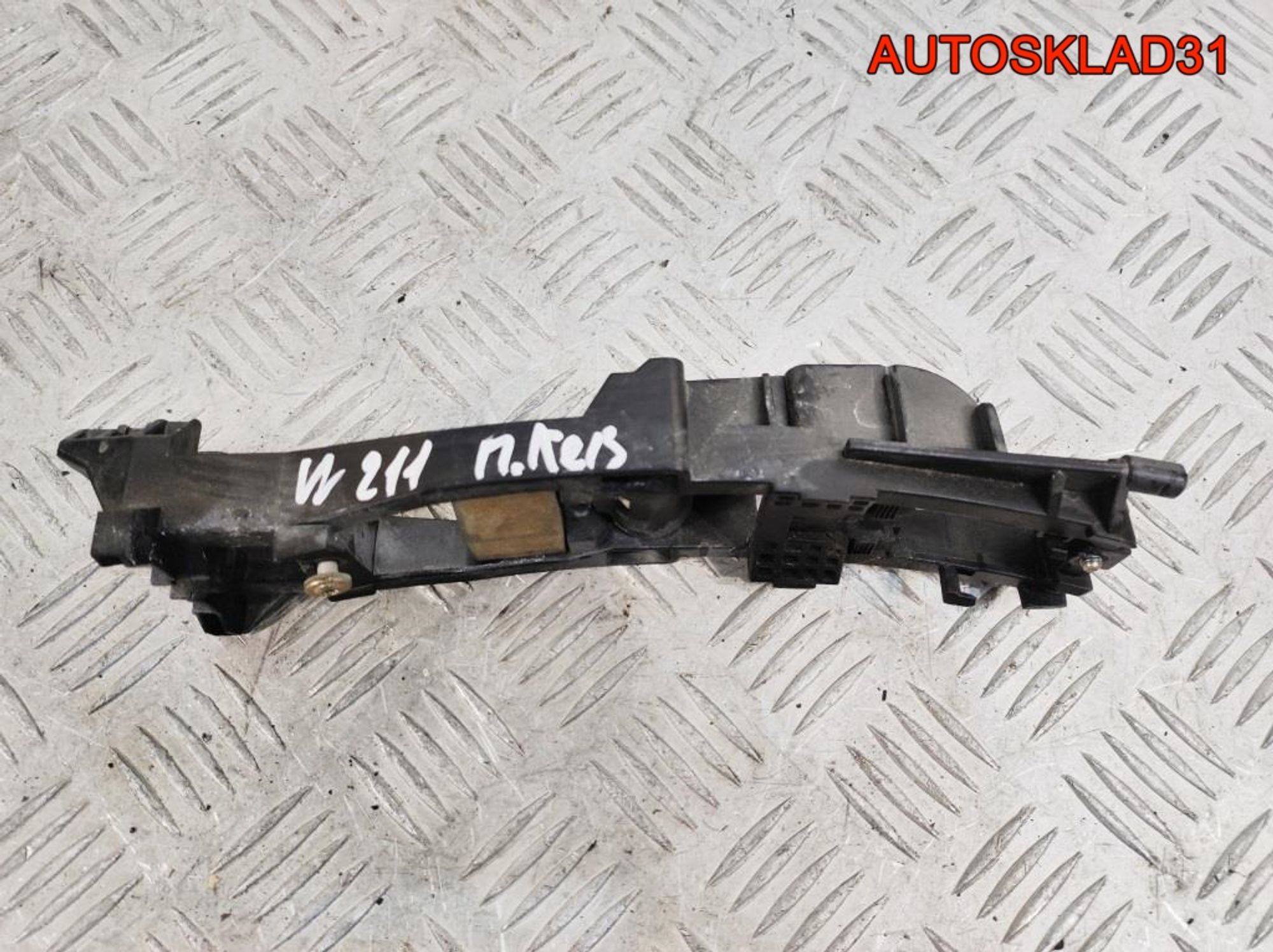 Кронштейн ручки передней левой Mercedes W211 A2037600334 - АвтоСклад31.рф - авторазборка контрактные б/у запчасти в г. Белгород Кронштейн ручки передней левой Mercedes W211 A2037600334 - АвтоСклад31.рф - авторазборка контрактные б/у запчасти в г. Белгород