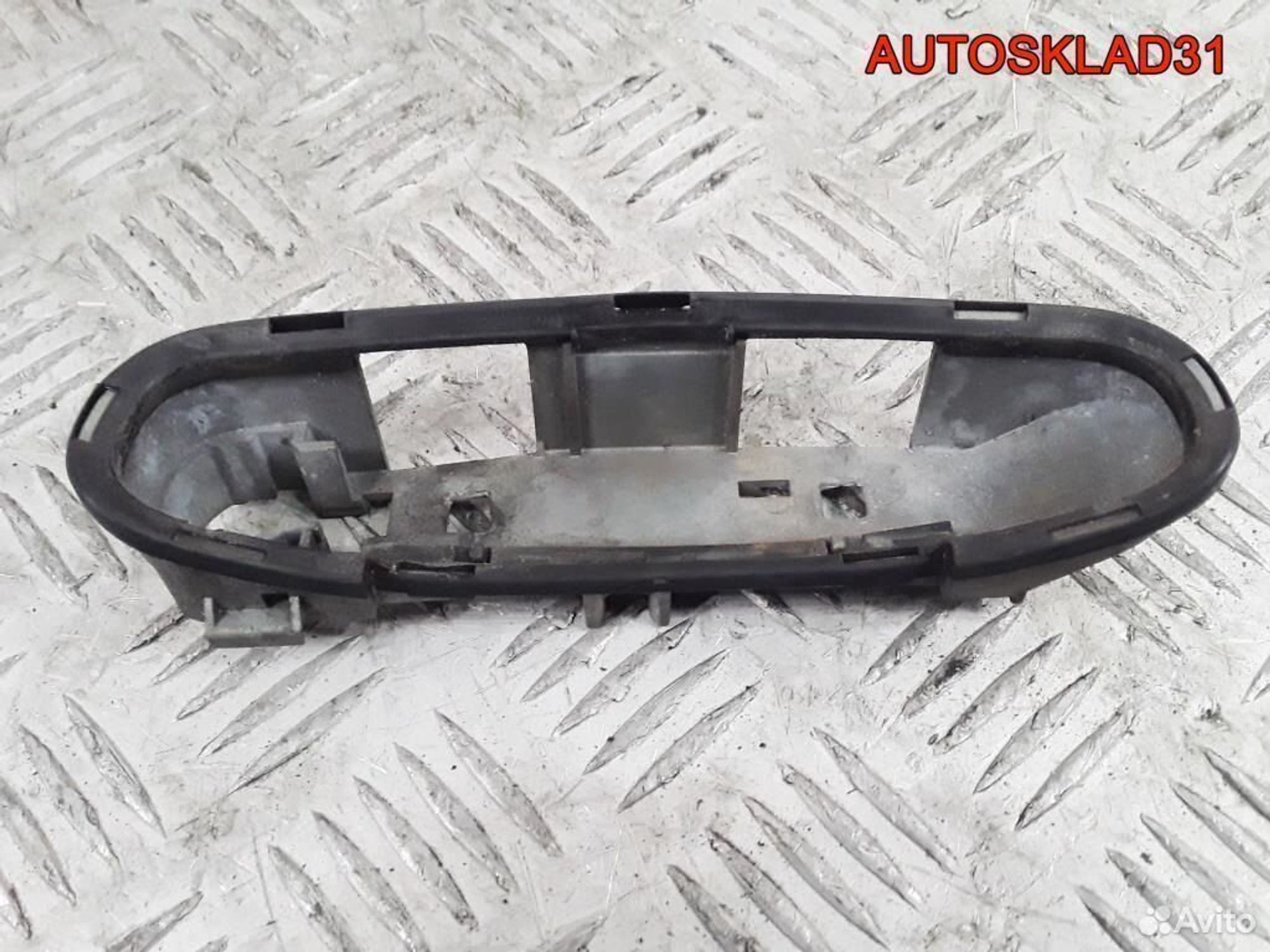 Кронштейн ручки двери задней правой Audi A6 C5 - АвтоСклад31.рф - авторазборка контрактные б/у запчасти в г. Белгород Кронштейн ручки двери задней правой Audi A6 C5 - АвтоСклад31.рф - авторазборка контрактные б/у запчасти в г. Белгород