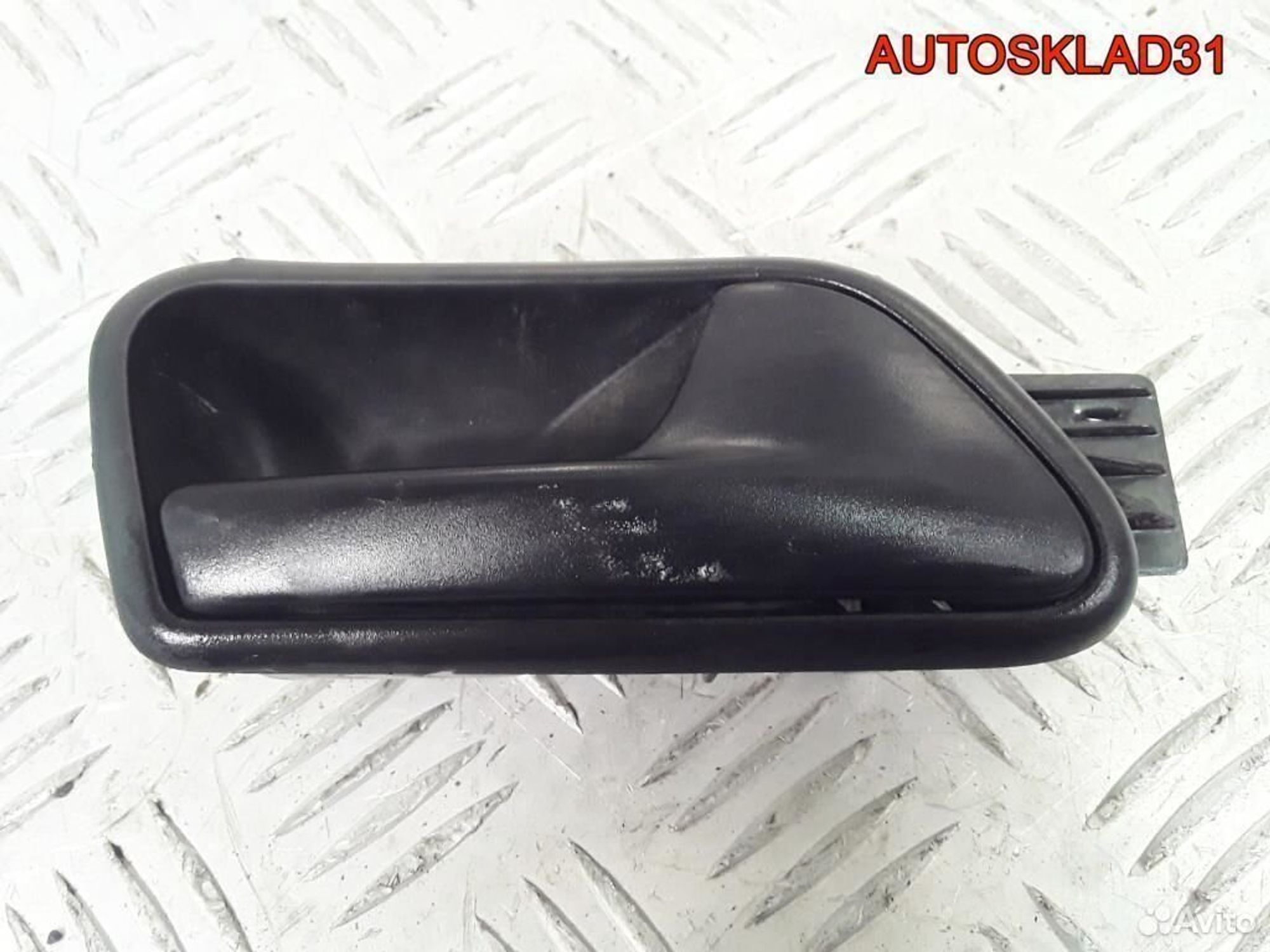 Ручка двери внутренняя правая VW Caddy 2K0837114B - АвтоСклад31.рф - авторазборка контрактные б/у запчасти в г. Белгород Ручка двери внутренняя правая VW Caddy 2K0837114B - АвтоСклад31.рф - авторазборка контрактные б/у запчасти в г. Белгород