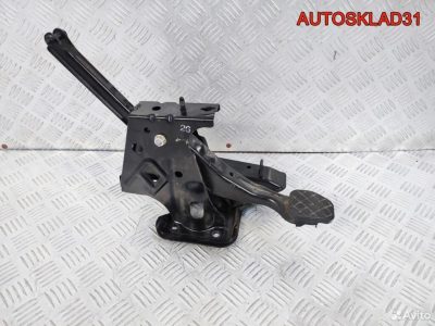 Педаль сцеплени с кронштейном VW Golf 4 1J1721101C - АвтоСклад31.рф - авторазборка контрактные б/у запчасти в г. Белгород