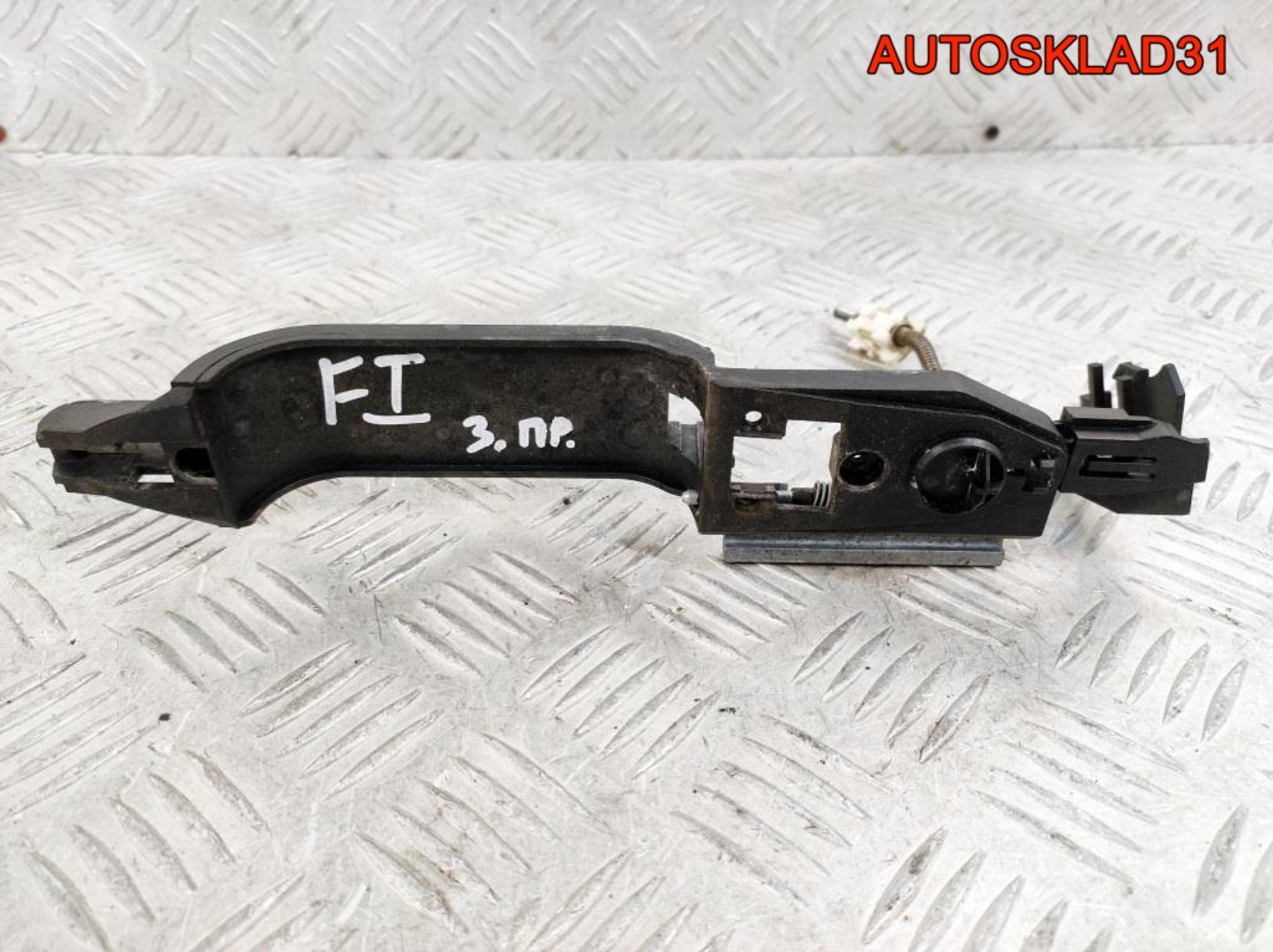 Кронштейн ручки задней правой Ford Focus 1 - АвтоСклад31.рф - авторазборка контрактные б/у запчасти в г. Белгород Кронштейн ручки задней правой Ford Focus 1 - АвтоСклад31.рф - авторазборка контрактные б/у запчасти в г. Белгород